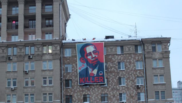 Obama “Killer” was hanged in front of the U.S. Embassy in Moscow
