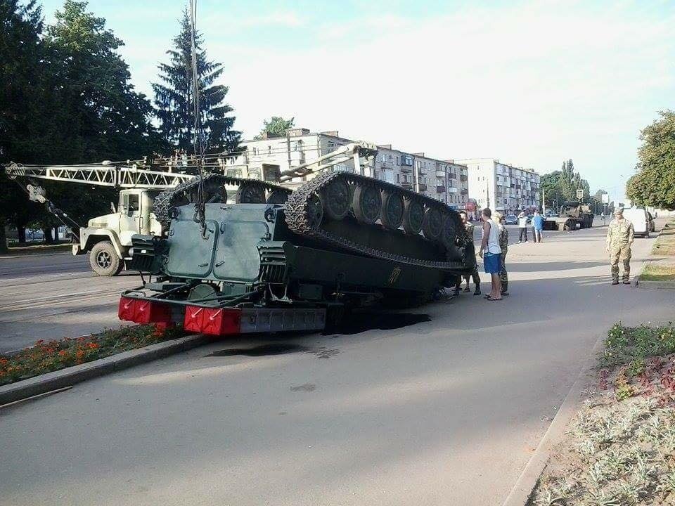 Ukrainian Air Defense System Overturns After Military Parade