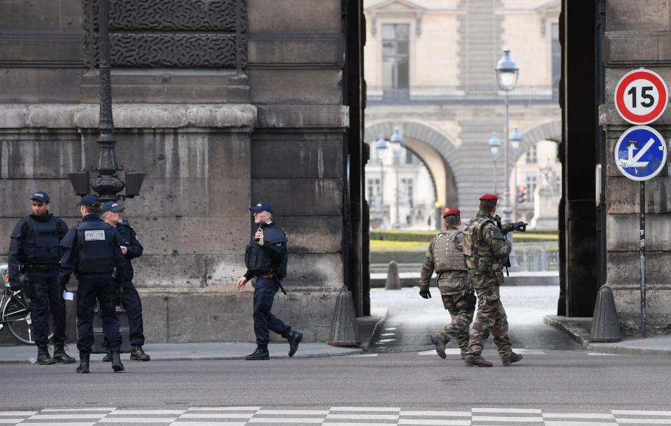 Knife-Wielding Attacker Was Shot In Paris Louvre Museum (Photo, Video)