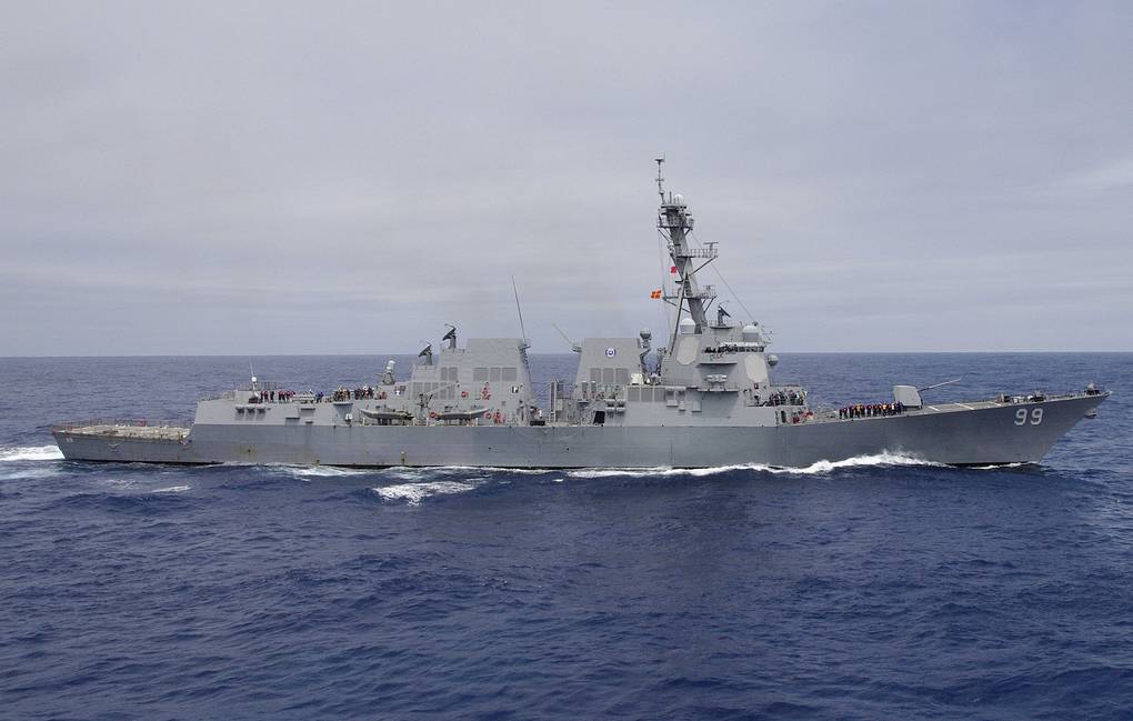 Near Collision Between US and Russian Warships Filmed In Arabian Sea