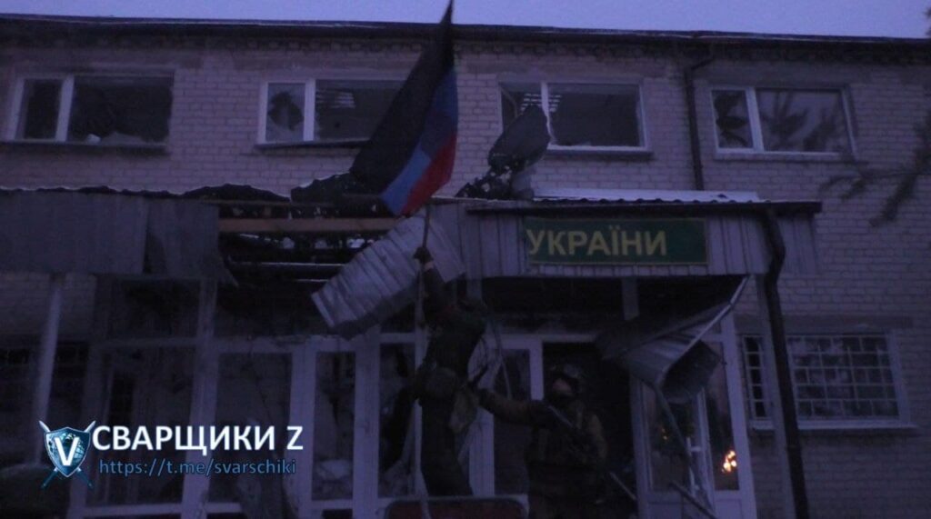 DPR Troops Wave Their Flag Over Volnovakha (Video, Photos)