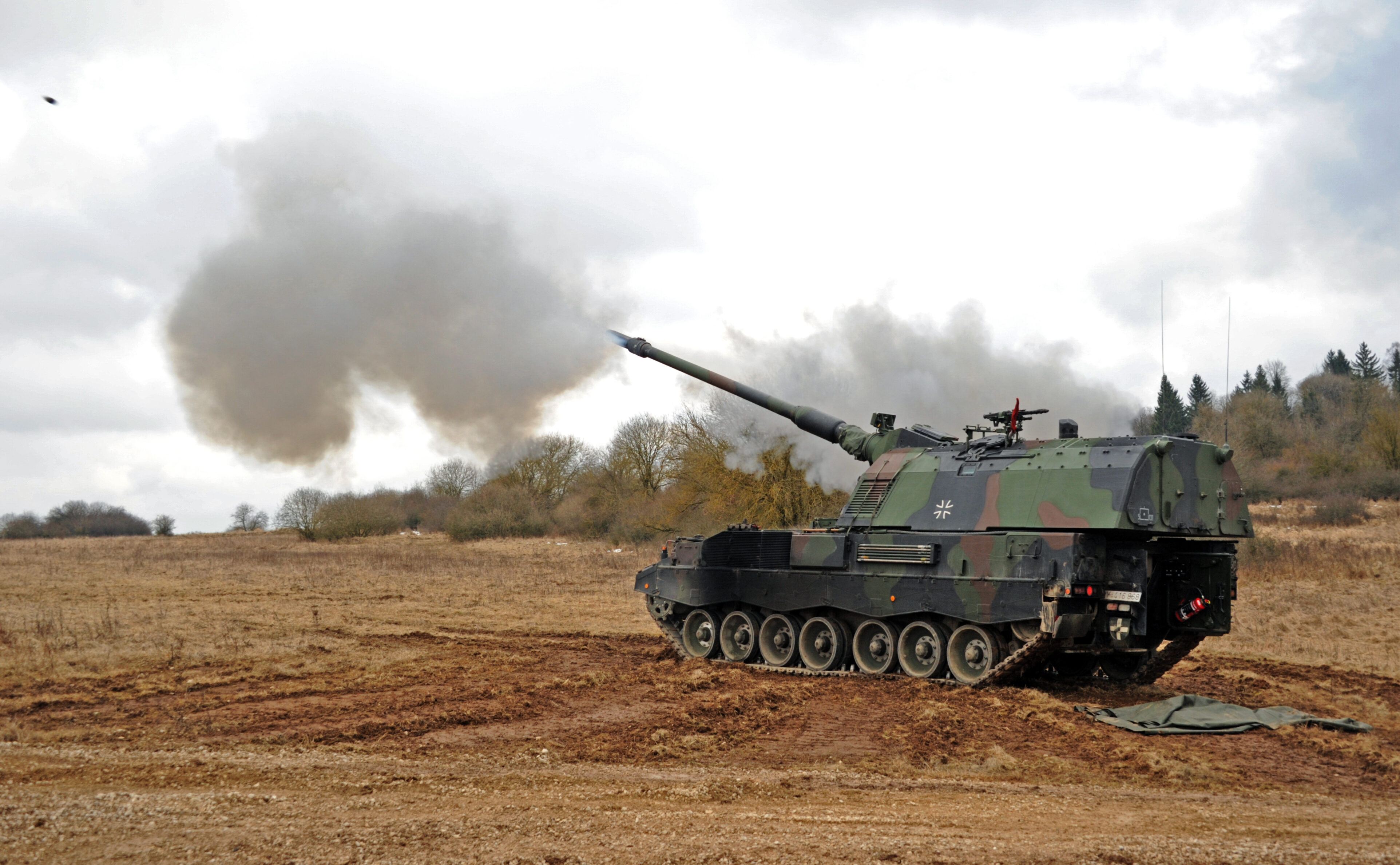 Germany Considers Supplying Ukraine With Panzerhaubitze 2000 Heavy Howitzers (Video)