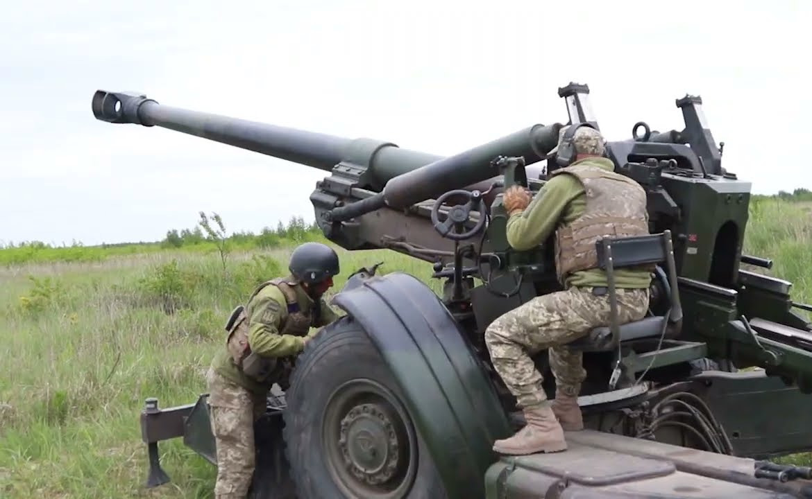 In Video: Russian Artillery Fire Destroy Italian FH70 Howitzers In Donbass