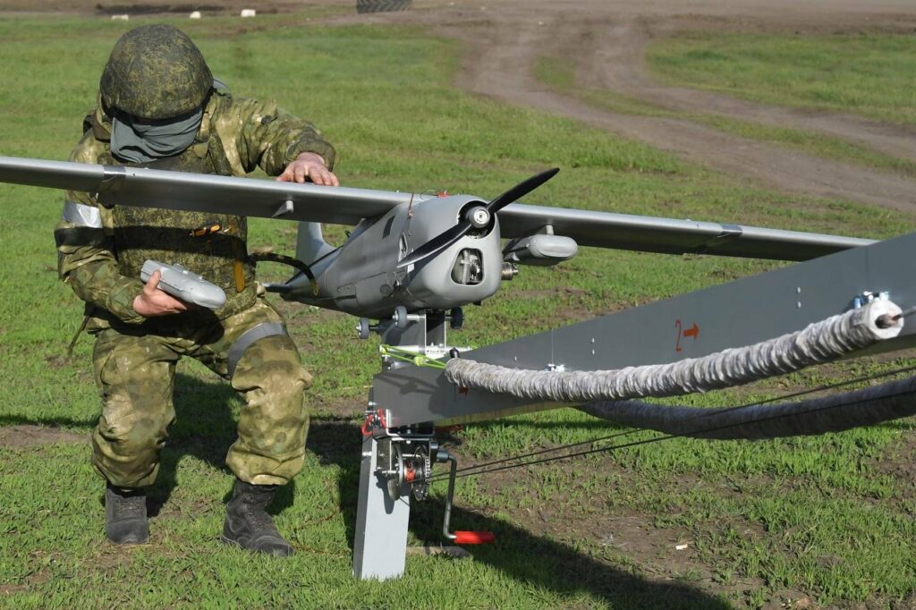 Les drones russes Orlan terrifient l’ennemi sur le champ de bataille