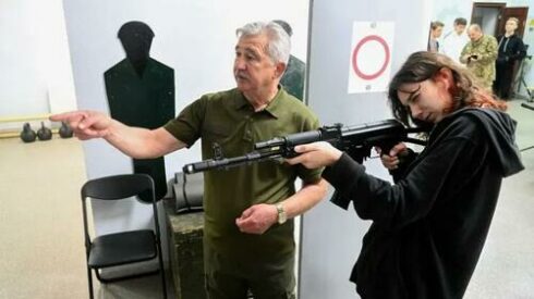 L'Ukraine élargit la formation aux armes pour les enfants après la chute de Bakhmut